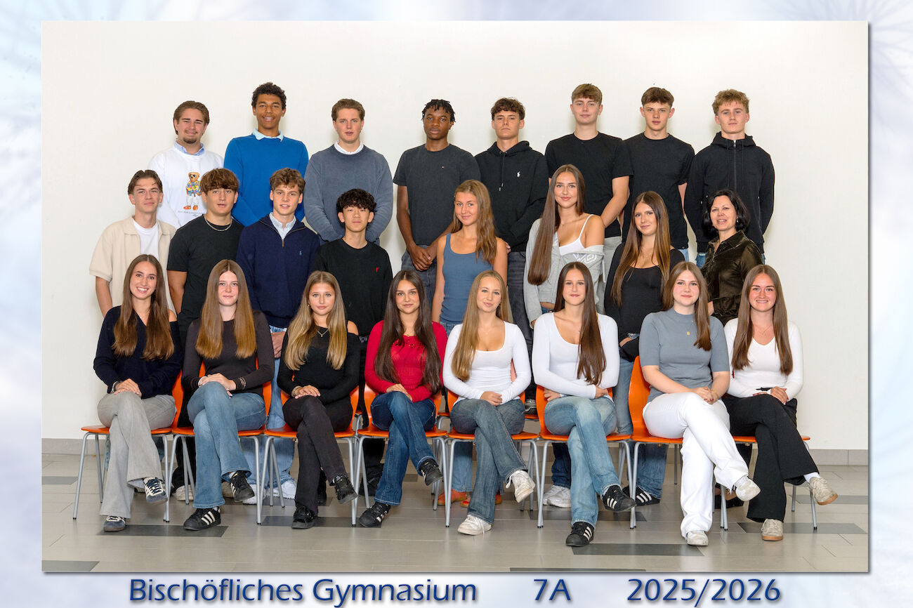 Ein Klassenfoto mit 25 Schülern, die in drei Reihen am Bischöflichen Gymnasium posieren.