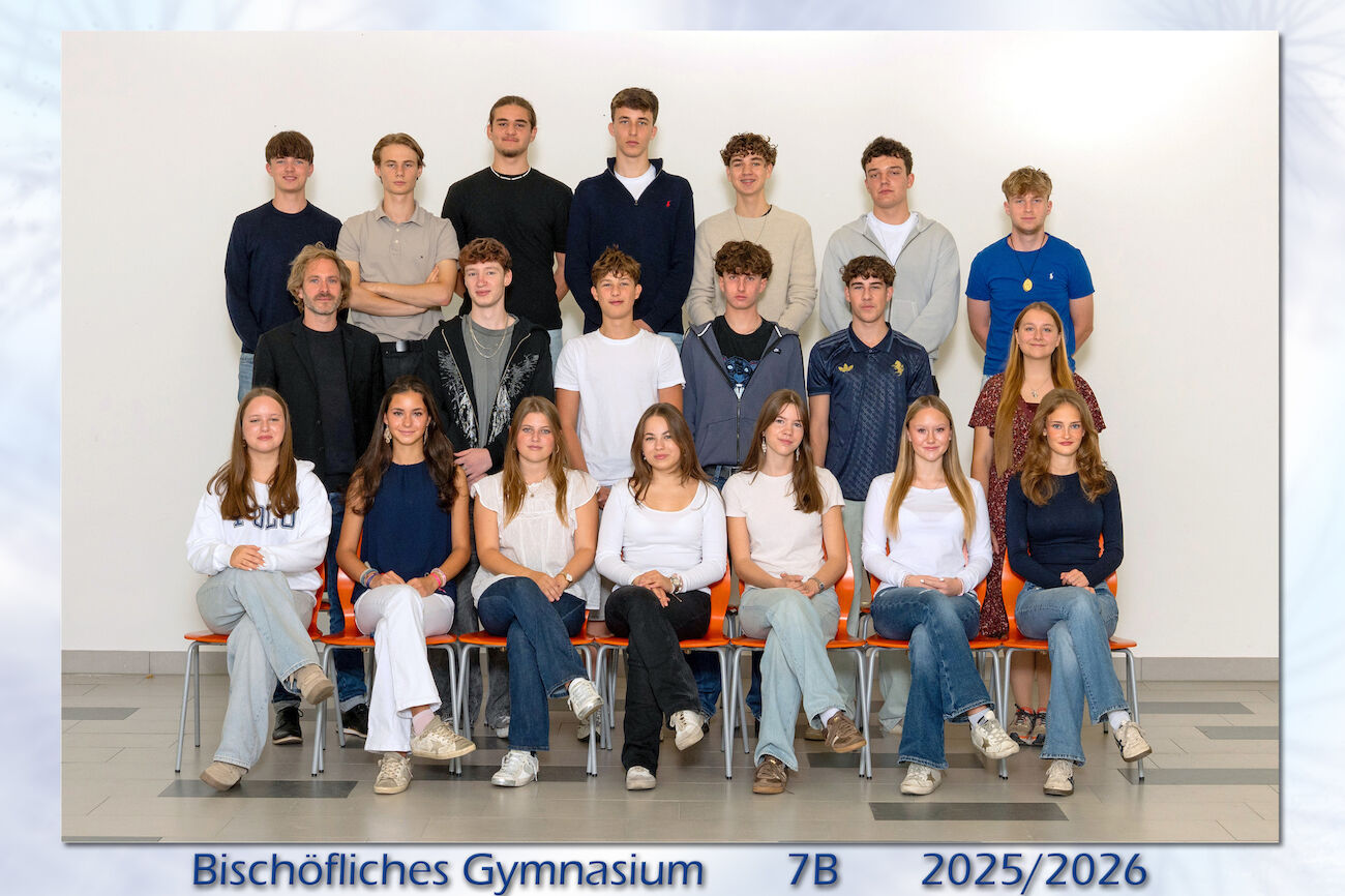 Eine Klasse mit 20 Schülern, die in drei Reihen für ein Gruppenfoto posieren.