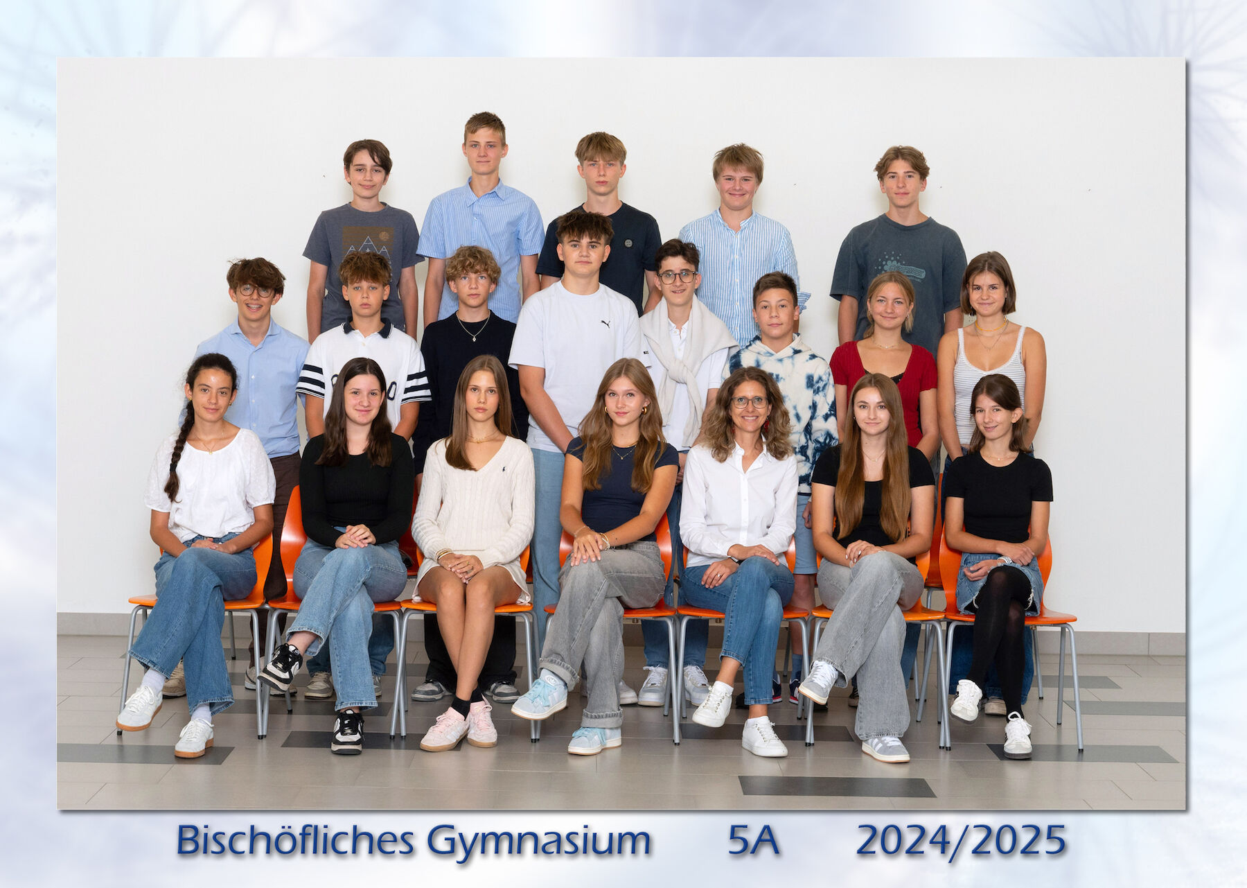 Eine Klasse von Schülern, die in drei Reihen für ein Gruppenfoto posieren.