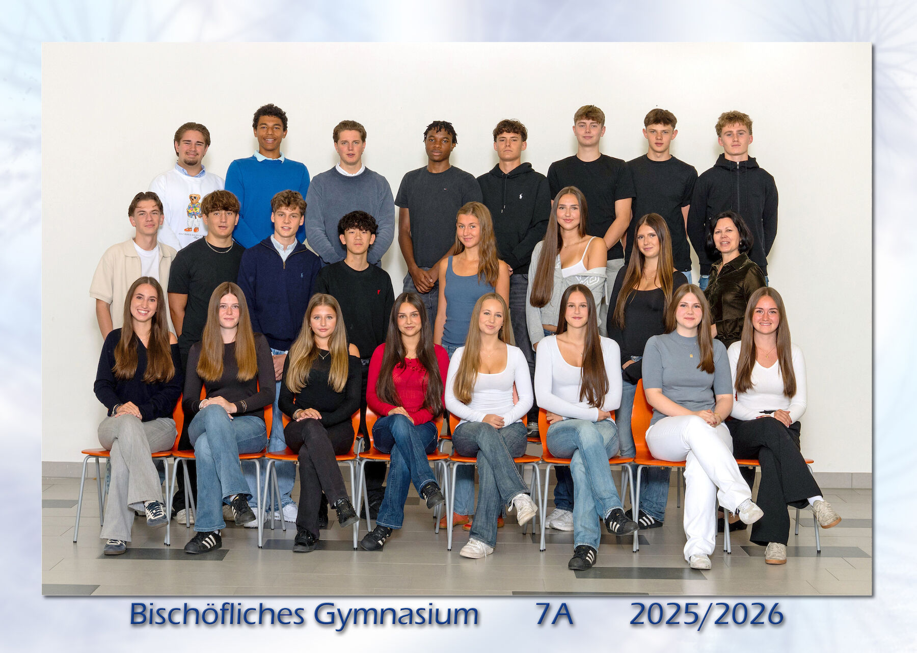 Klassenfoto von 25 Schülern und einem Lehrer am Bischöflichen Gymnasium, 7A, 2024/2025.