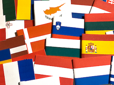 Ein Stapel verschiedener europäischer Länderflaggen, die dicht nebeneinander angeordnet sind.