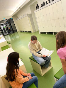 Drei Schülerinnen sitzen im Gang und lernen gemeinsam