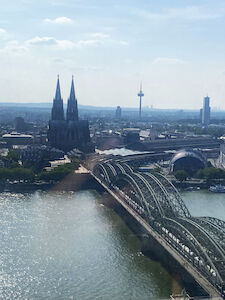 Blick auf die Stadt Köln; Kirchtürme im Hintergrund; Fluss Rhein und Hohenzollernbrücke im Vordergrund