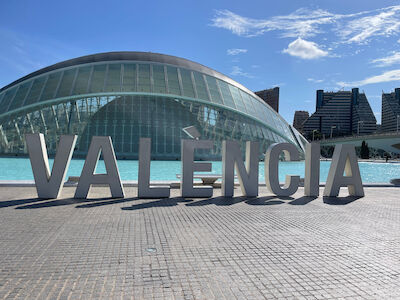 die Stadt der Künste und Wissenschaften mit dem Schriftzug Valencia im Vordergrund