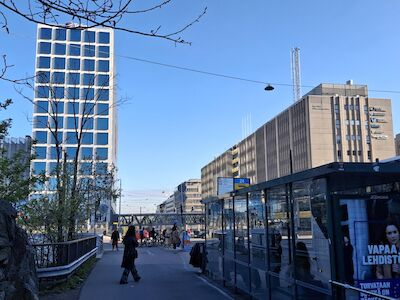 Innenstadt von Helsinki; Gebäude, Bushaltestelle