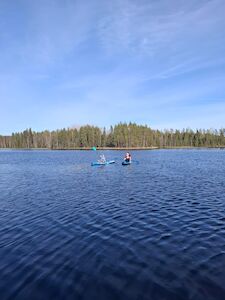 Austauschschülerin mit Gastschwester in Kajaks am See
