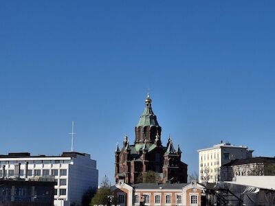 orthodoxe Kirche vor blauem Himmel in Helsinki